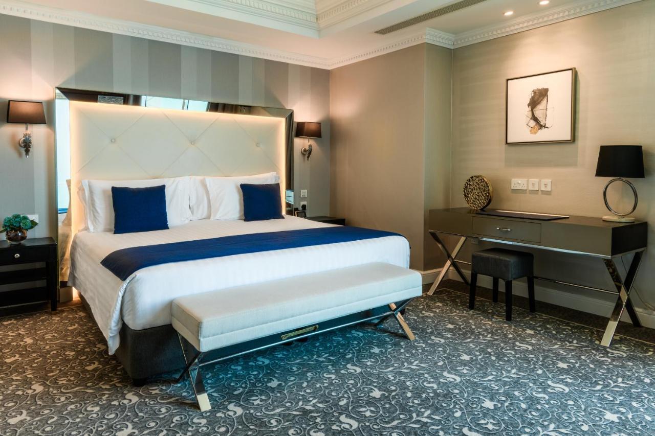 Centara West Bay Hotel & Residences ドーハ エクステリア 写真 A bedroom at the hotel