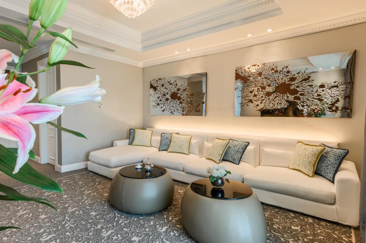 Centara West Bay Hotel & Residences ドーハ エクステリア 写真 The lobby of the hotel
