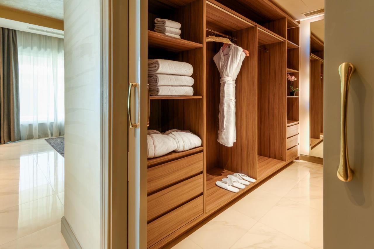 Centara West Bay Hotel & Residences ドーハ エクステリア 写真 A walk-in closet