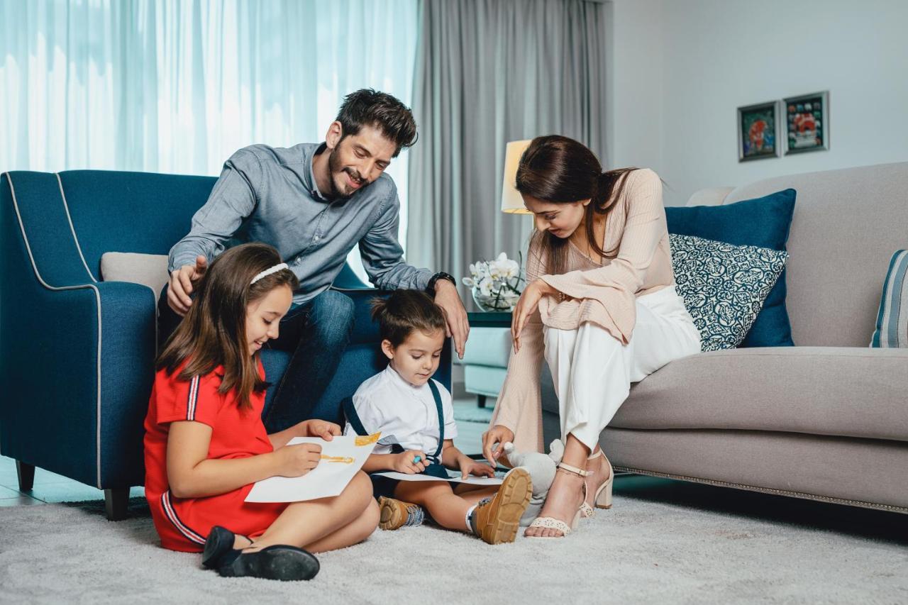 Centara West Bay Hotel & Residences ドーハ エクステリア 写真 A family