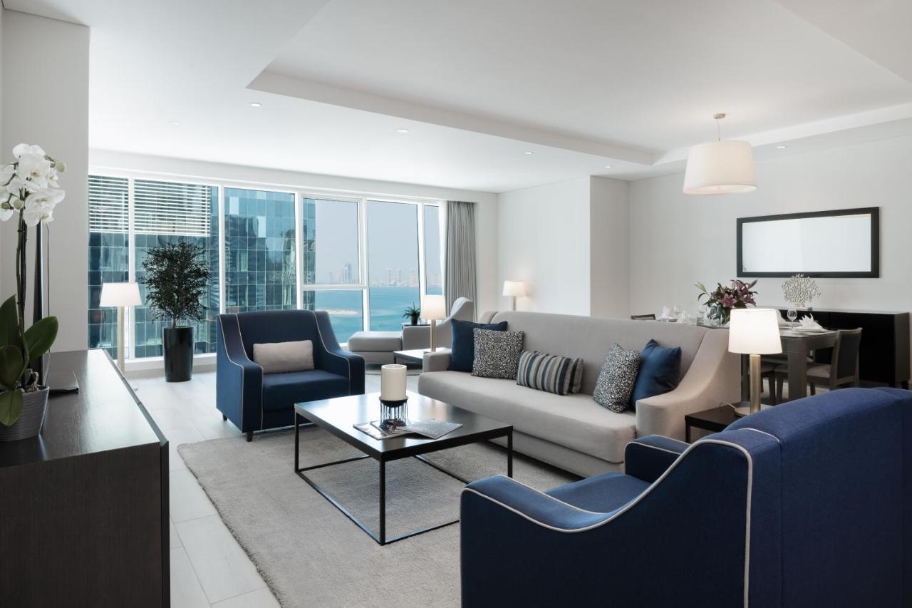 Centara West Bay Hotel & Residences ドーハ エクステリア 写真 A living room at the Ritz-Carlton, Dubai