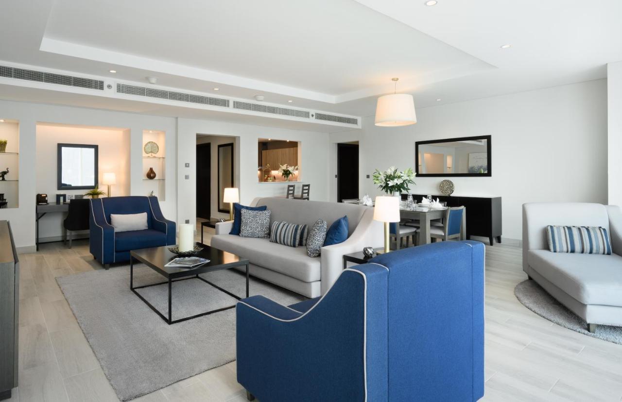 Centara West Bay Hotel & Residences ドーハ エクステリア 写真 The interior of a suite at the Jumeirah Emirates Towers Hotel