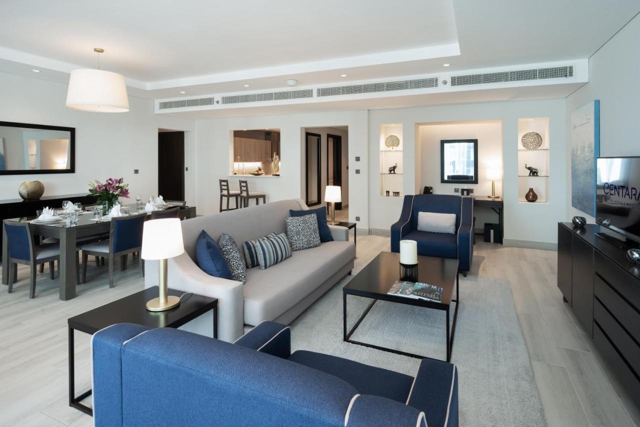 Centara West Bay Hotel & Residences ドーハ エクステリア 写真 A suite at the hotel