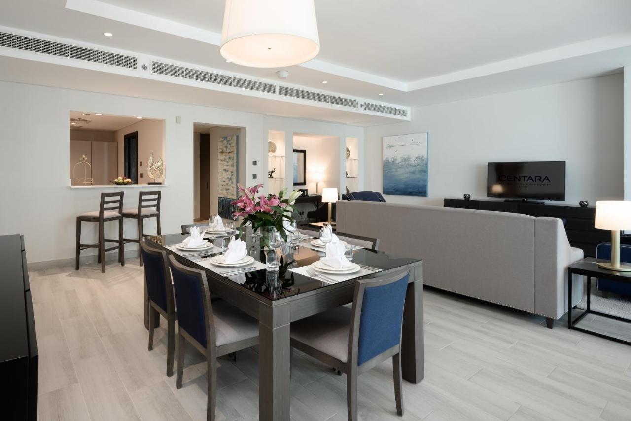 Centara West Bay Hotel & Residences ドーハ エクステリア 写真 A living room at the Ritz-Carlton, DIFC