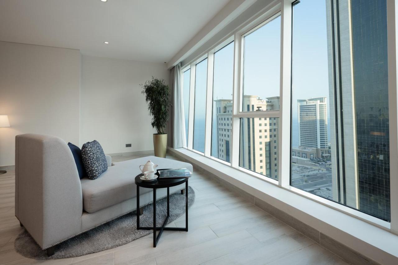 Centara West Bay Hotel & Residences ドーハ エクステリア 写真 A view from a residential apartment