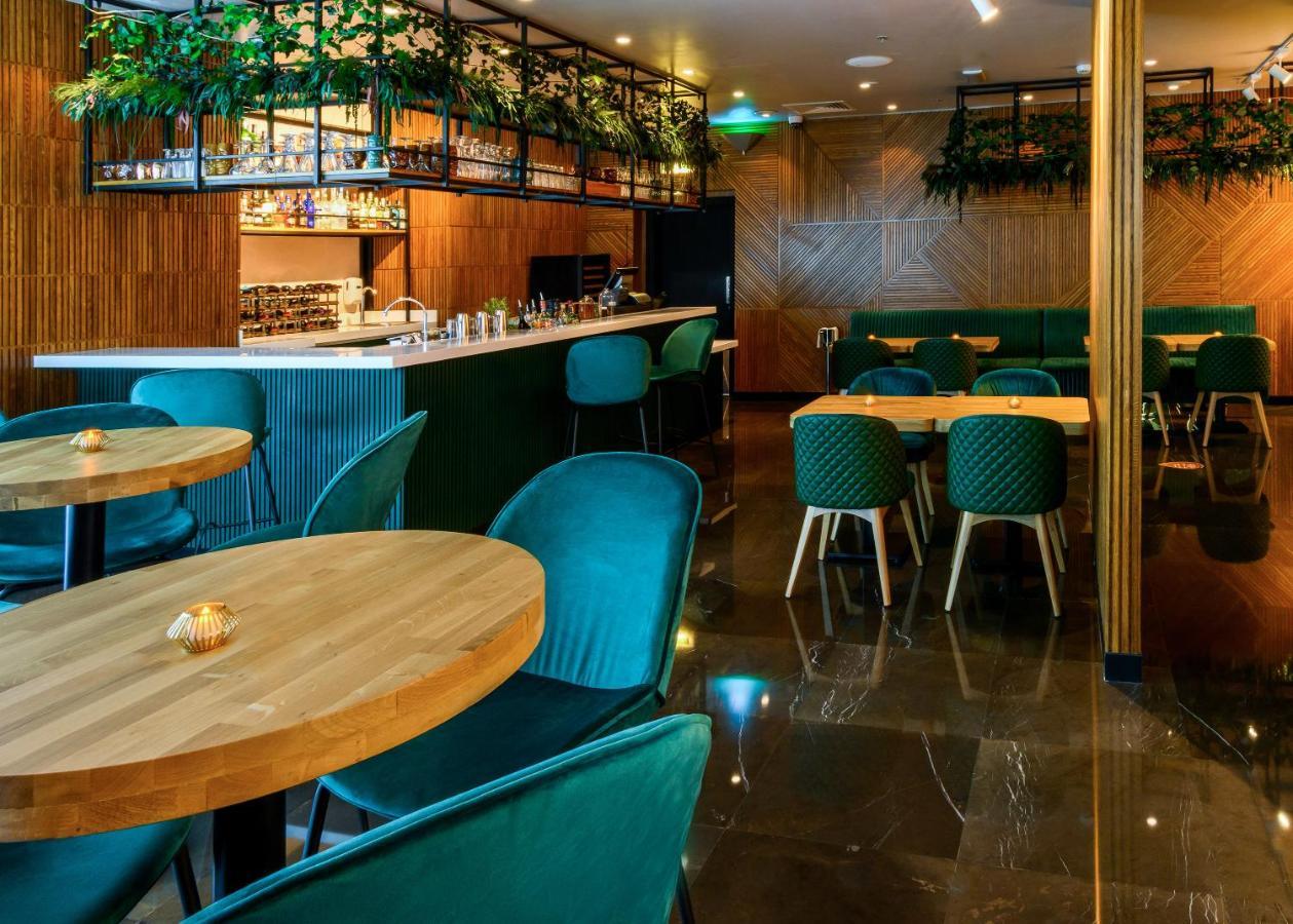 Centara West Bay Hotel & Residences ドーハ エクステリア 写真 The interior of the restaurant