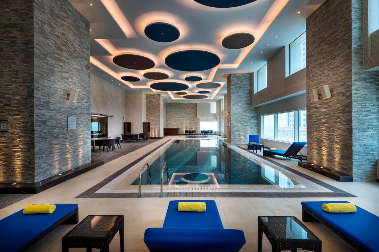 Centara West Bay Hotel & Residences ドーハ エクステリア 写真 The swimming pool at the hotel
