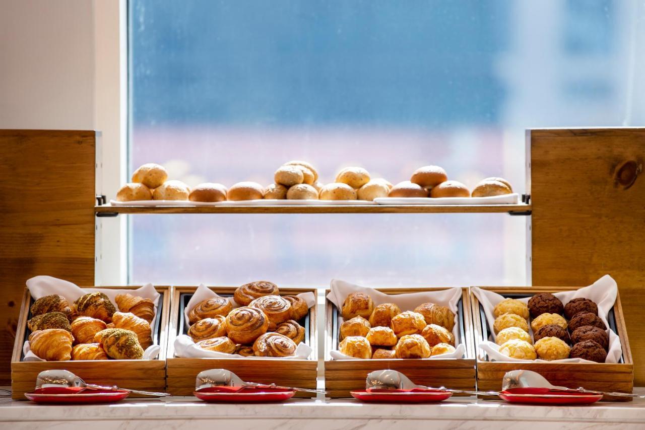 Centara West Bay Hotel & Residences ドーハ エクステリア 写真 Bakery items