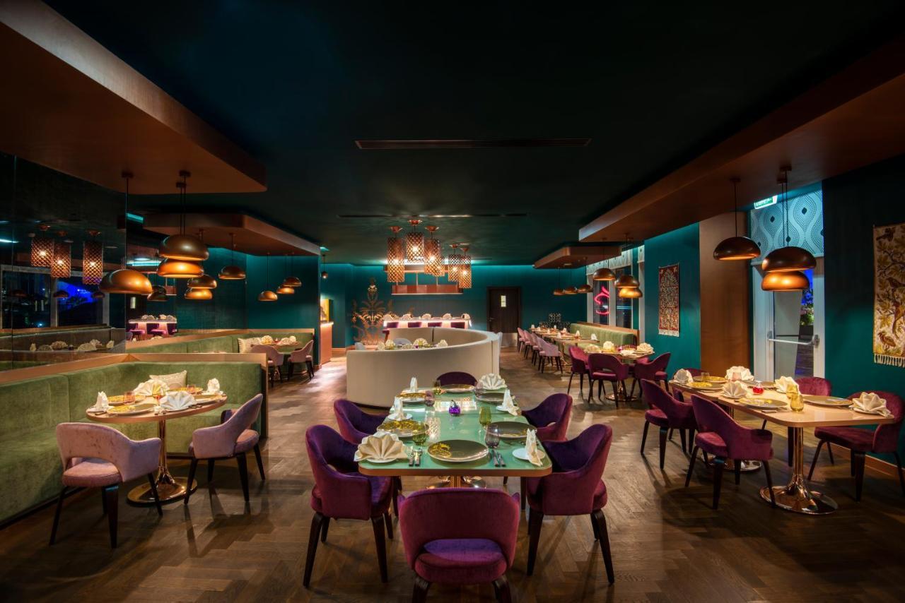 Centara West Bay Hotel & Residences ドーハ エクステリア 写真 The interior of the restaurant